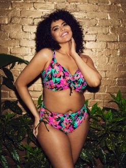 Elomi Savaneta Bikini Brief -CA Swimsuit Sales Shop ES801306ElomiSavanetaBikiniTopES801370SavanetaBikiniBriefBlackFrontLifestyle 7e52475a 9947 4866 980c aa26ed73db8b